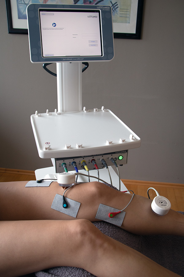 Das Bild zeigt das Gerät zur Luxxamed Mikrostromtherapie in der Praxis Physio-Point in Hamburg, Display und Elektroden