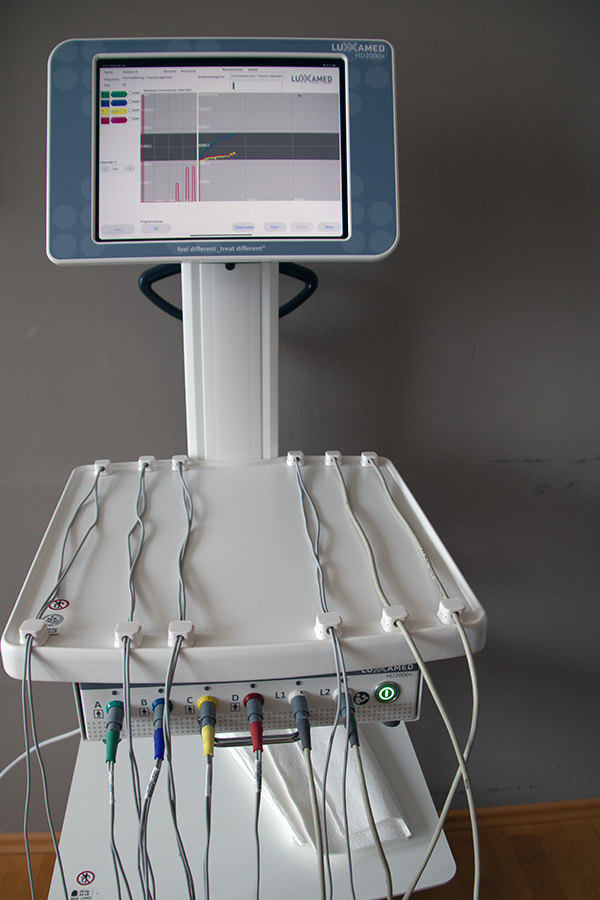 Das Bild zeigt das Gerät zur Luxxamed Mikrostromtherapie in der Praxis Physio-Point in Hamburg, Display und Elektroden