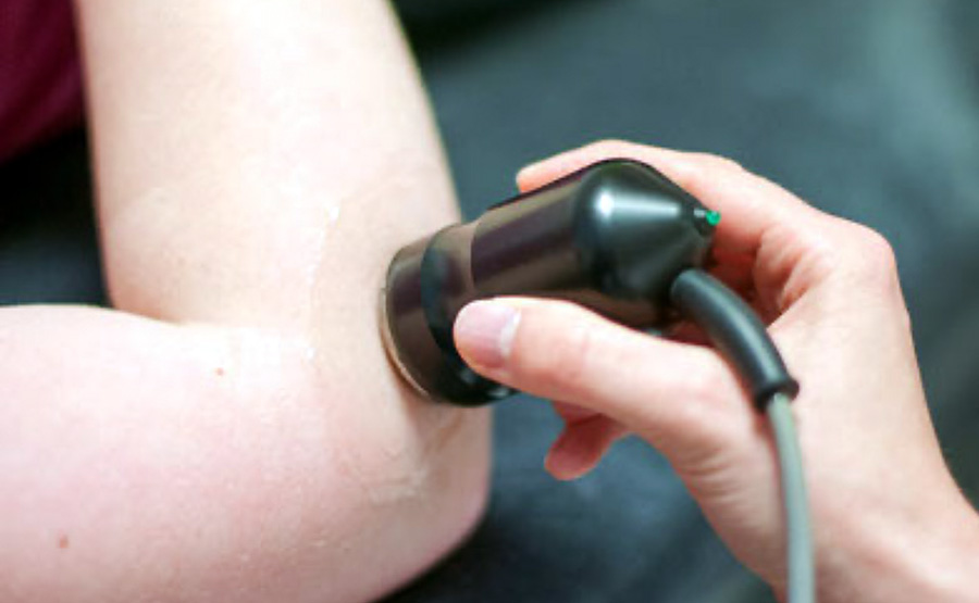 Behandlung mit der Methode der Elektrotherapie am Arm in einer physiotherapeutischen Praxis