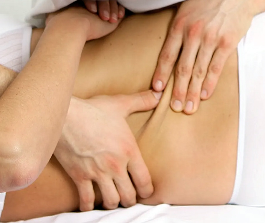 Beispiel für Anwendung Manuelle Therapie am Rücken einer Patientin
